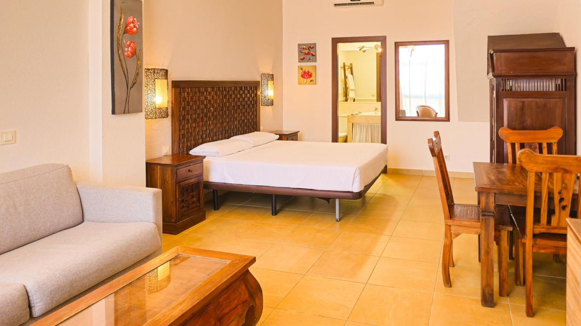 Zahara Sol Y By Qhotels *